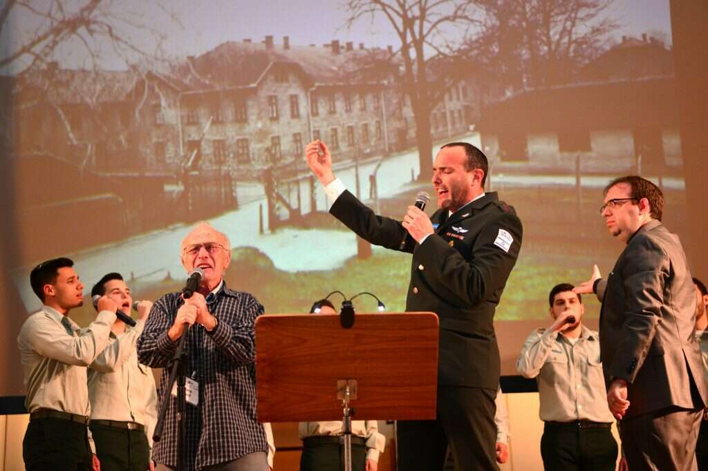 החזן הראשי לצה"ל שי אברמסון וניצול מחנה אושוויץ האנק ברודט. | יוסי זליגר