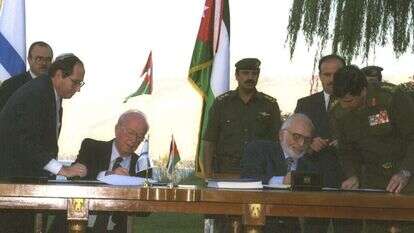 רבין וחוסיין בעת חתימת הסכם השלום. | סער יעקב, לע"מ