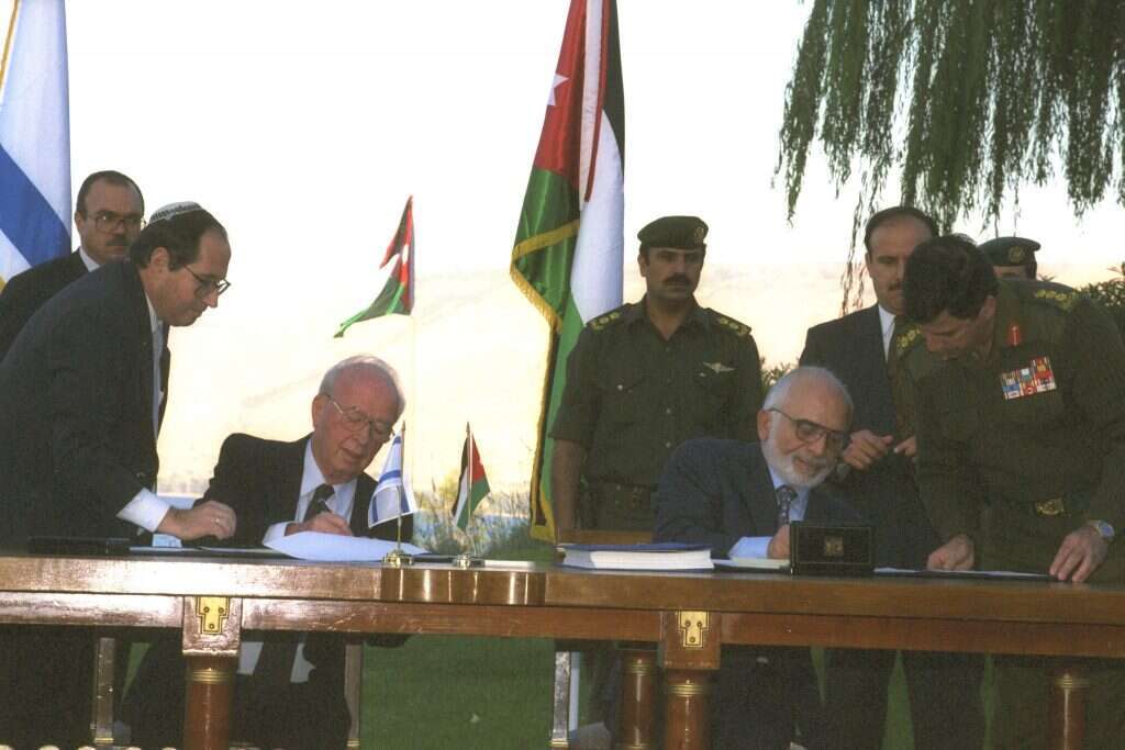 רבין וחוסיין בעת חתימת הסכם השלום. | סער יעקב, לע"מ