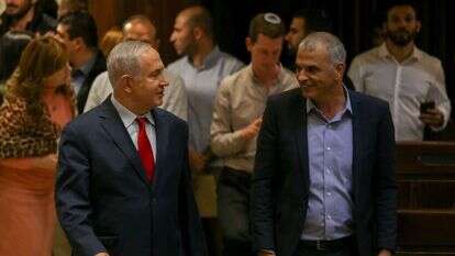 רה"מ בנימין נתניהו ויו"ר 'כולנו' כחלון במליאת הכנסת. | אורן בן חקון