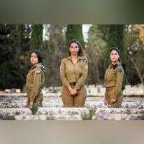 הדר (מימין), שלו וליאל בבית העלמין הצבאי בנחלת יצחק. | אבישג שאר ישוב