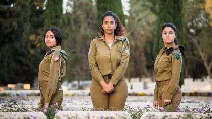 הדר (מימין), שלו וליאל בבית העלמין הצבאי בנחלת יצחק. | אבישג שאר ישוב