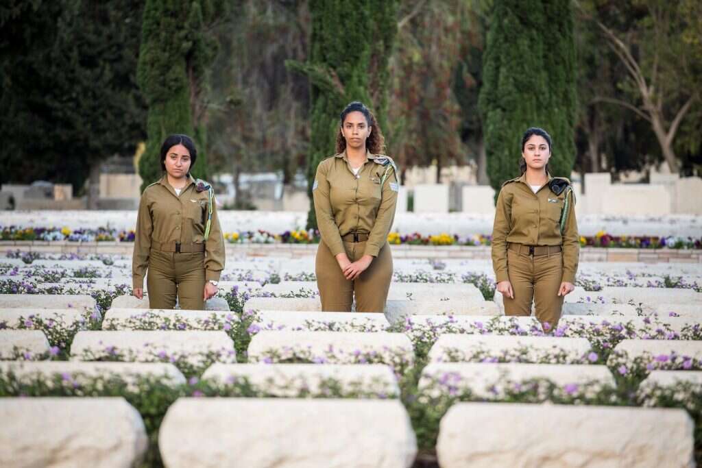 הדר (מימין), שלו וליאל בבית העלמין הצבאי בנחלת יצחק. | אבישג שאר ישוב