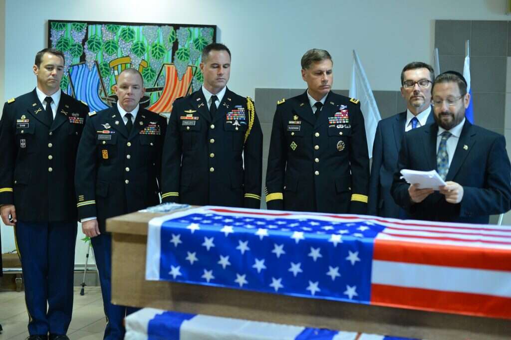 הטקס שנערך בנתב"ג לפני העברת הארון לארה"ב. | יוסי זליגר