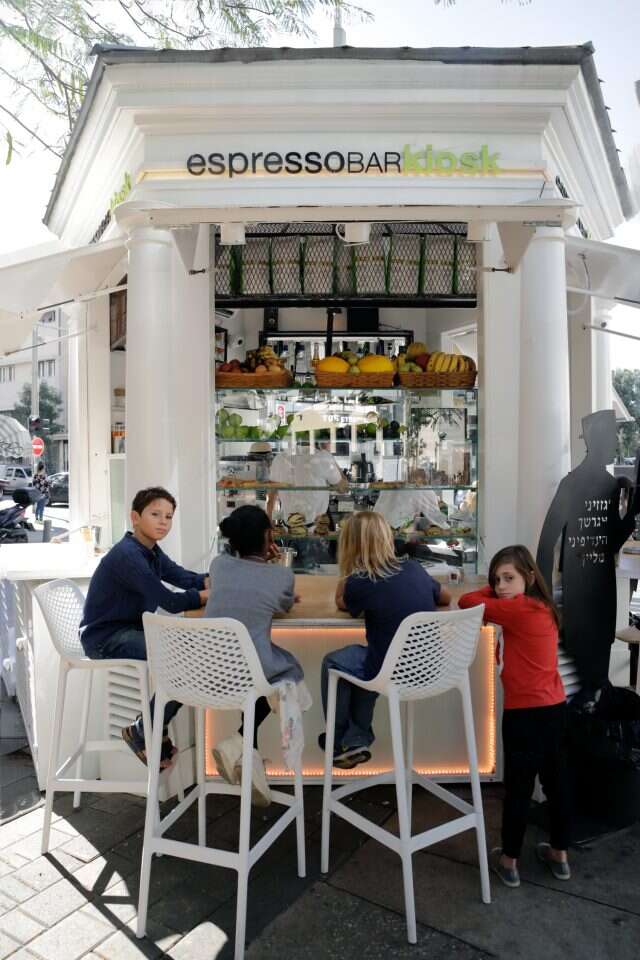 הקיוסק הראשון. | ריקי רחמן