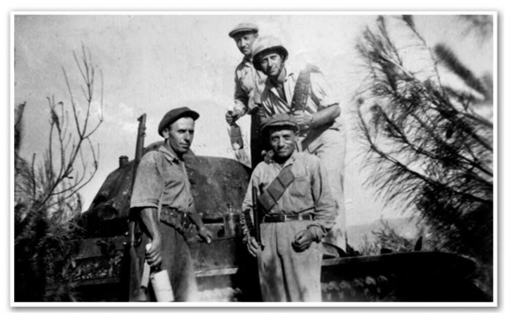 אנשי הקיבוץ ובהם הוכבאום (שני מלמעלה) על הטנק