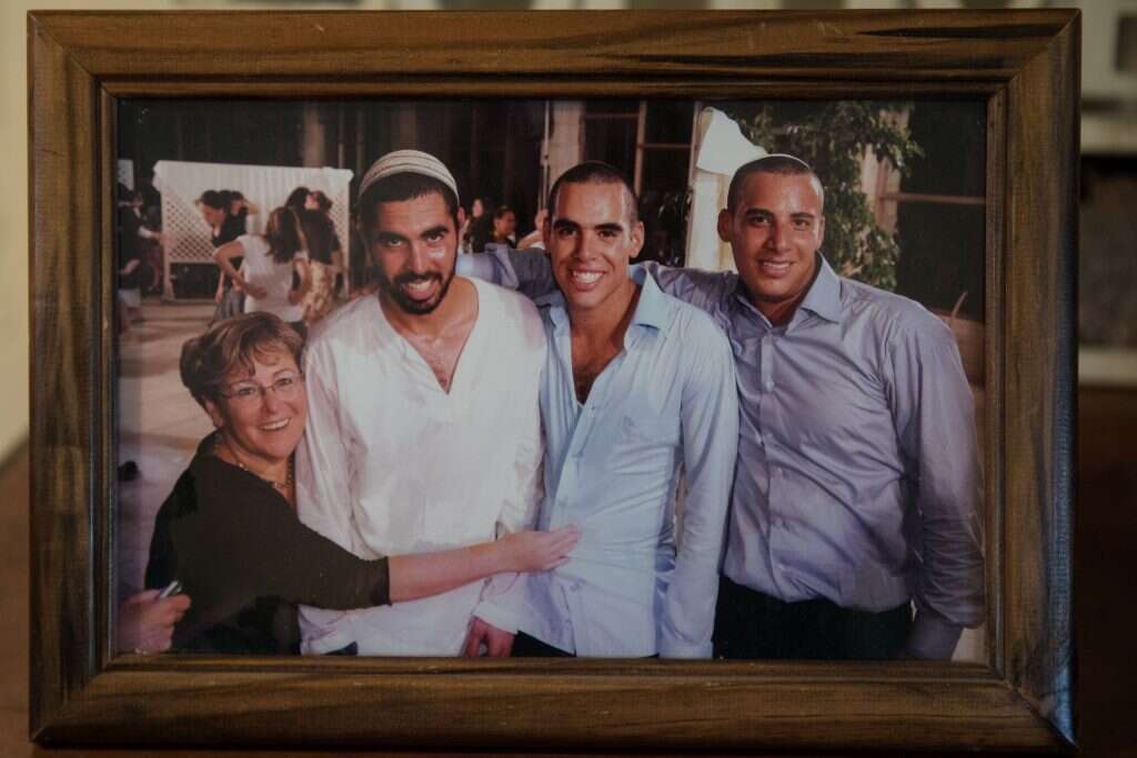 מרים פרץ וילדיה. | מתוך האוסף הפרטי