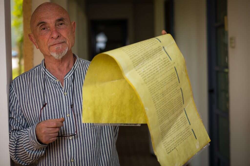 פרופ' יורם שחר ועותק של המגילה. | אריק סולטן