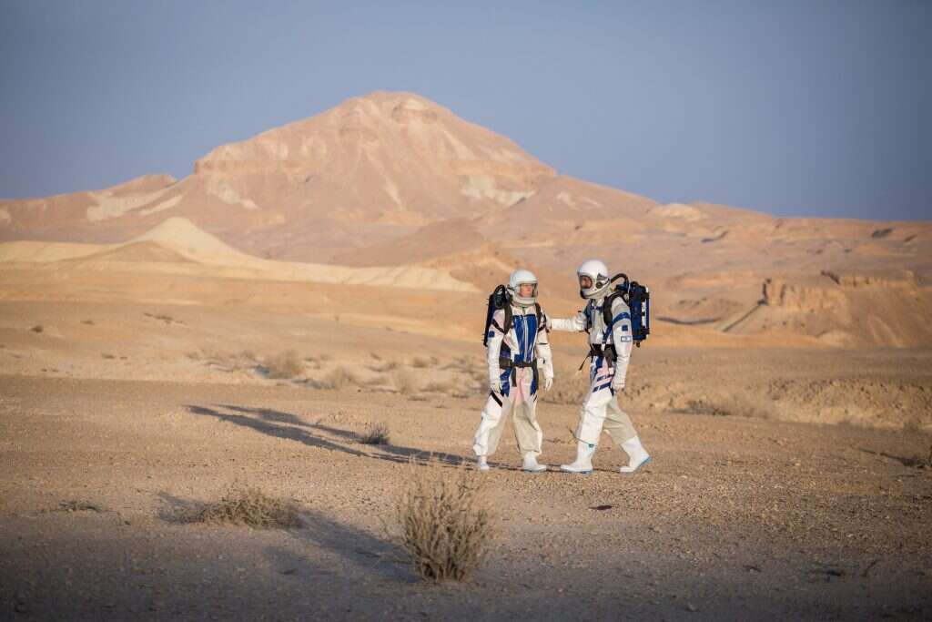 אסטרונאוטים מקומיים. | אבישג שאר-ישוב
