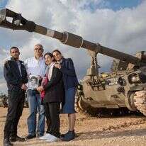 משפחת והב עם תמונתו של עשהאל. | יוסי אלוני