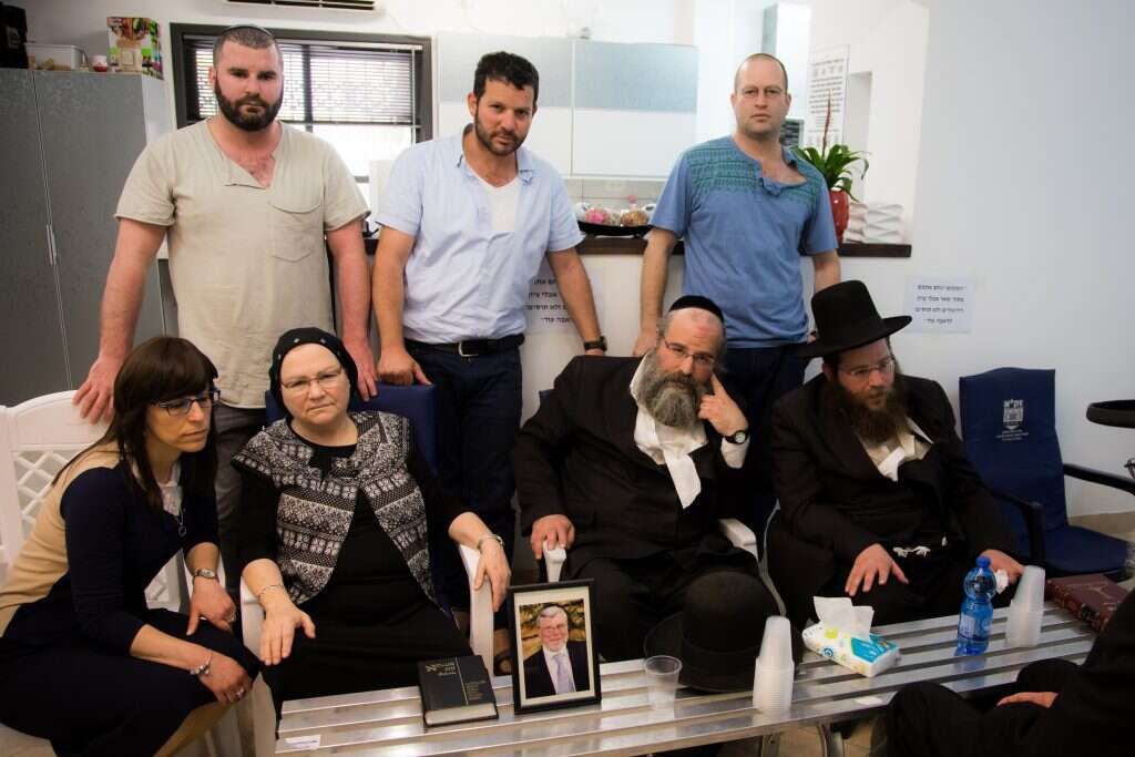 יושבים מימין לשמאל: נחמן, דב, רבקה וצירה. עומדים: חיים, חזי ובנימין. | אריק סולטן