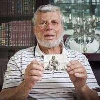 אורי דרקסלר בביתו, לפני 5 שנים. | אריק סולטן