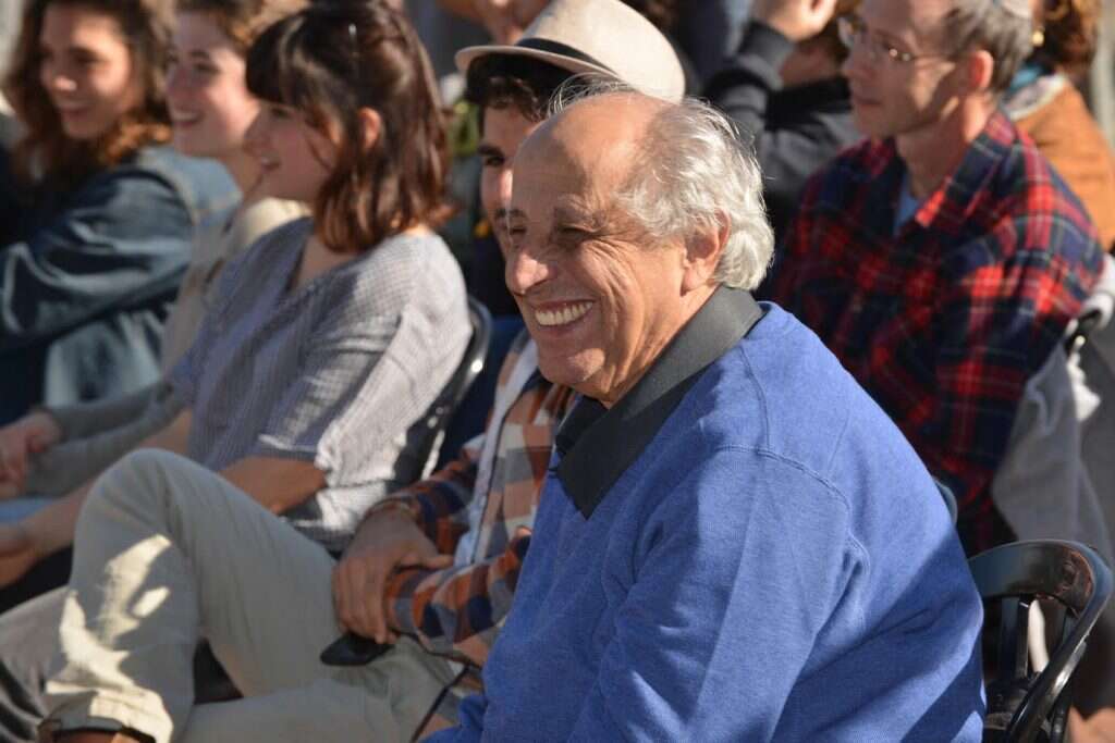 מוקי צור עם צעירי בינ"ה. | באדיבות בינ"ה התנועה ליהדות חברתית