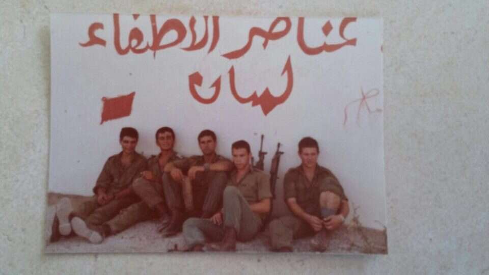 רגע לפני הקרב. סגן ניצן ברק ז"ל (שני משמאל). | באדיבות המשפחה