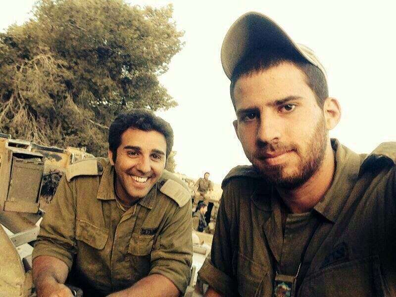 מימין: סמ"ר נעם רוזנטל וסרן לירן אדיר ז"ל. ברקע יושב על הטנק: רס"ל דניאל מרש ז"ל. | סמ"ר נעם רוזנטל