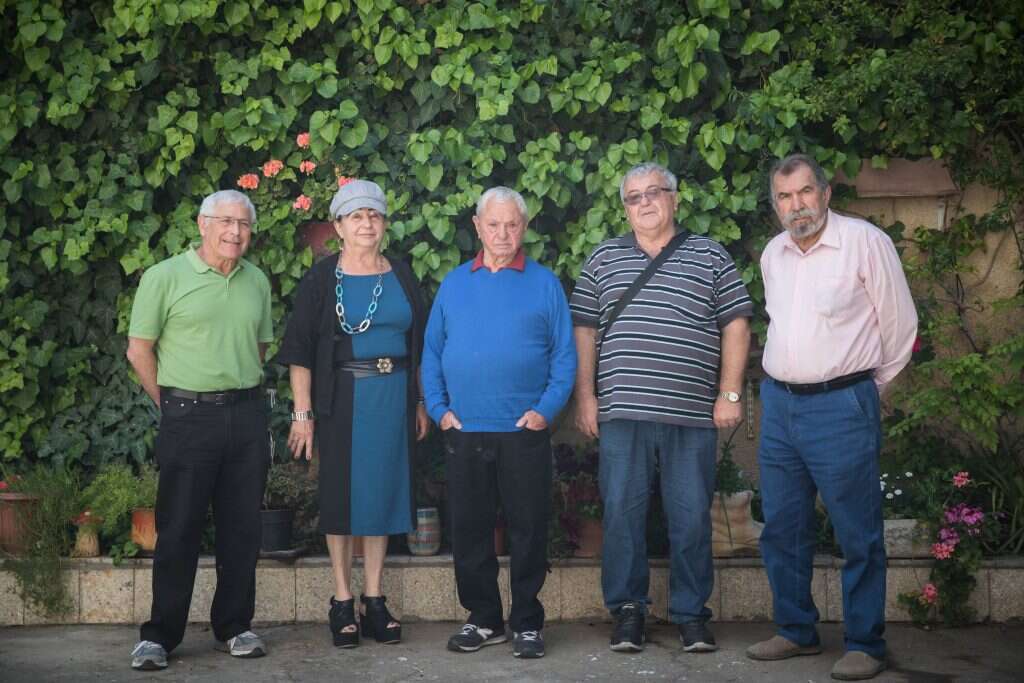 בני משפחתו של טוביה עם יצחק שרמן במרכז). | הדס פרוש, פלאש 90