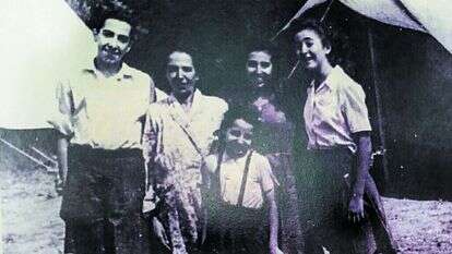 משמאל: מרדכי, שרה, עליזה, רחל וחברת משפחה. | מהאלבום המשפחתי