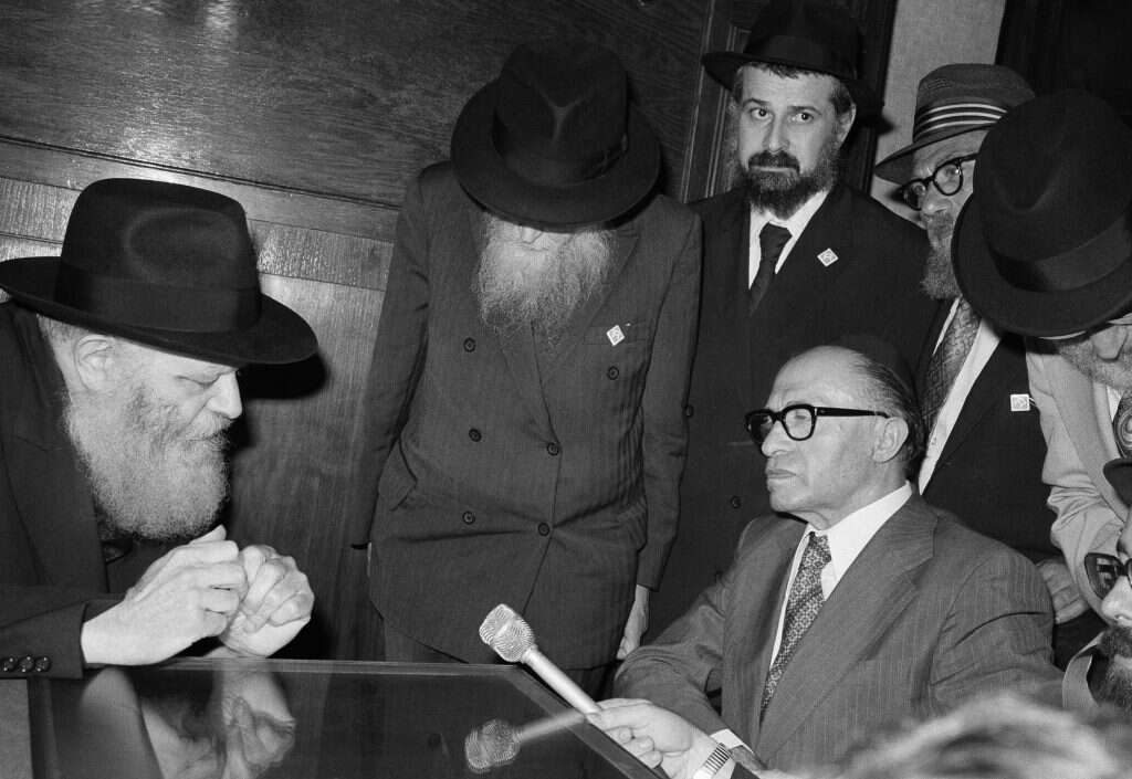 מנחם בגין והרבי מלובביץ'. | AP