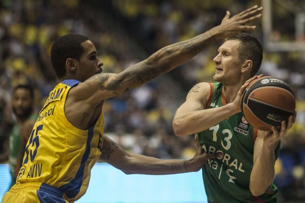 לנדסברג במדי מכבי תל–אביב. | EPA