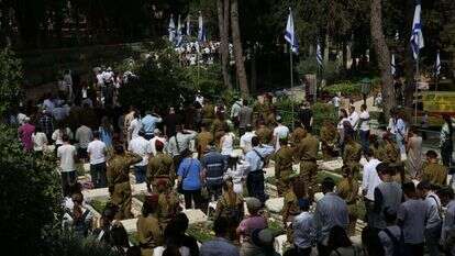 ישראל מתייחדת עם זכרם של חללי צה"ל ונפגעי פעולות האיבה. יום הזיכרון תשע"ח בהר הרצל בירושלים. | הלל מאיר, TPS