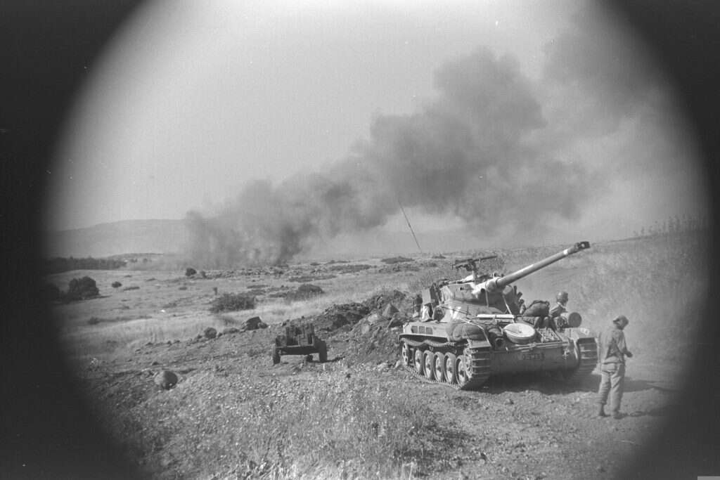 לוחמי צה"ל בגולן במלחמת ששת הימים. | רם לאחובר, לע''מ