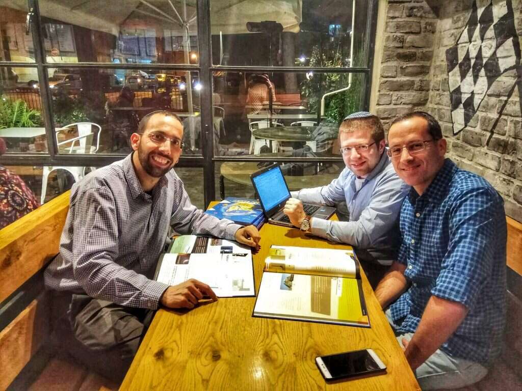 מחברי הספר. מימין לשמאל: אברהם נתיב, לוי צכמייסטר ונתי בן-דוד