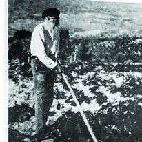 א''ד גורדון והמעדר בדגניה. | באדיבות בית גורדון, דגניה א'