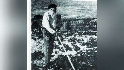 א''ד גורדון והמעדר בדגניה. | באדיבות בית גורדון, דגניה א'