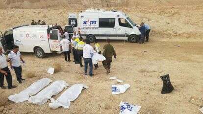 גופות הנערים מפונות על ידי זק''א. | זק''א