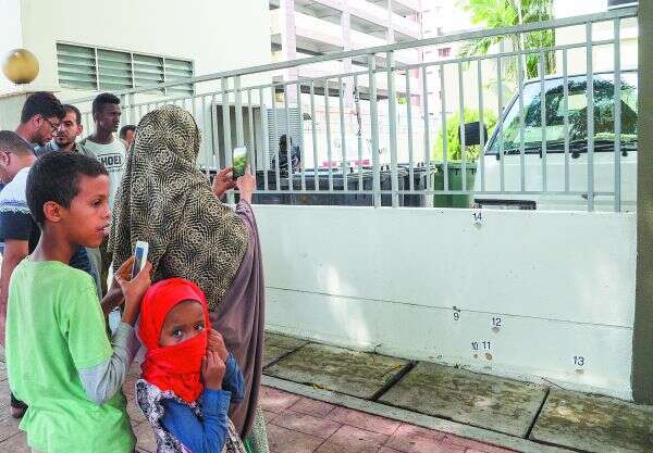 תושבים מצלמים את מקום החיסול של אל־בטש. | AP