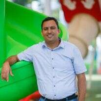 בדואי עם רובה בכביש בנגב | צילום מסך; חדשות בזמן בדואי עם רובה בכביש בנגב | צילום מסך; חדשות בזמן