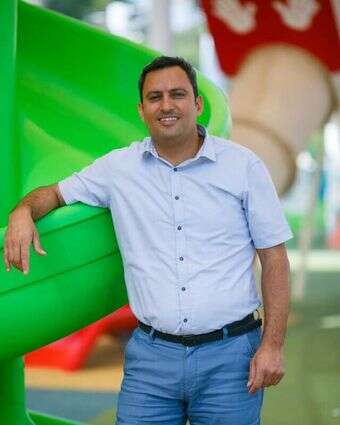 בדואי עם רובה בכביש בנגב | צילום מסך; חדשות בזמן בדואי עם רובה בכביש בנגב | צילום מסך; חדשות בזמן