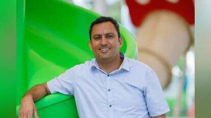 בדואי עם רובה בכביש בנגב | צילום מסך; חדשות בזמן בדואי עם רובה בכביש בנגב | צילום מסך; חדשות בזמן