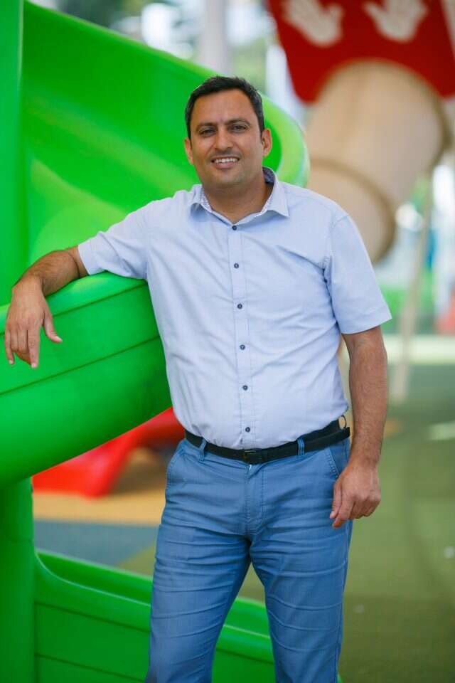 בדואי עם רובה בכביש בנגב | צילום מסך; חדשות בזמן בדואי עם רובה בכביש בנגב | צילום מסך; חדשות בזמן