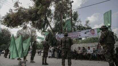 פעילי חמאס ליד סוכת האבלים מחוץ לביתו של אל בטש בג'בלייה. | EPA