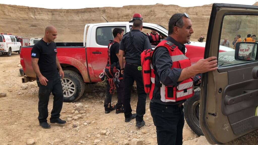 צוותי הצלה בנחל צפית. | כבאות והצלה נגב