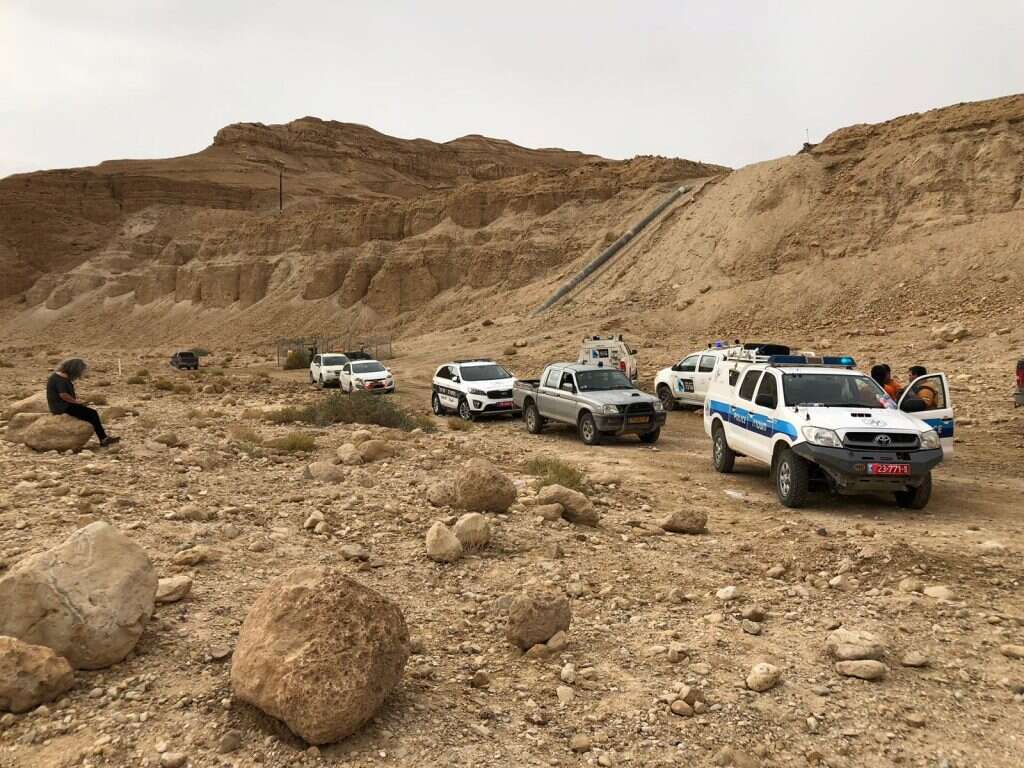צוותי הצלה בנחל צפית. | כבאות והצלה נגב