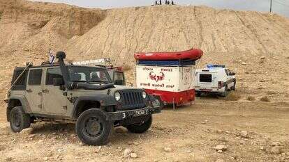 צוותי הצלה בנחל צפית. | כבאות והצלה נגב