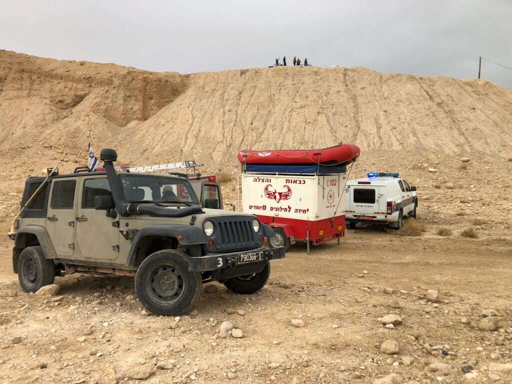 צוותי הצלה בנחל צפית. | כבאות והצלה נגב