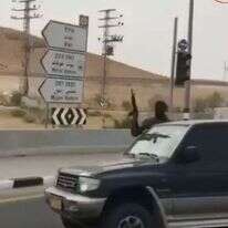 בדואי עם רובה בכביש בנגב | צילום מסך; חדשות בזמן