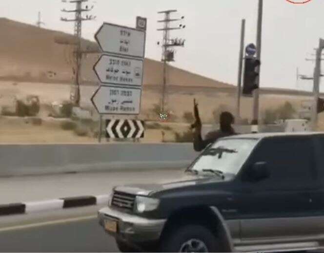 בדואי עם רובה בכביש בנגב | צילום מסך; חדשות בזמן