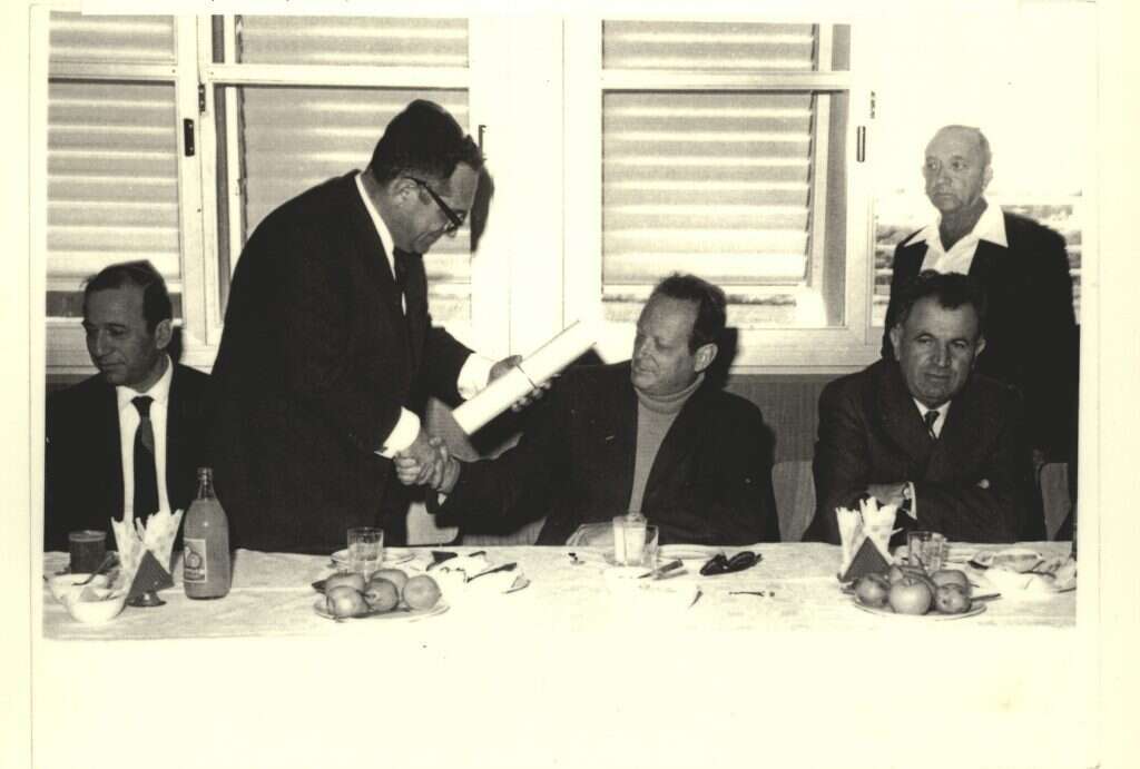 ביקור שר החינוך יגאל אלון במדרשיית נעם. | באדיבות מדרשית נעם