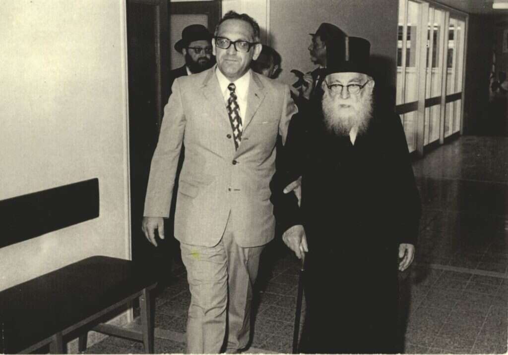 ישראל סדן עם הרב הראשי איסר יהודה אונטרמן בביקור במדרשיית נעם. | באדיבות מדרשית נעם