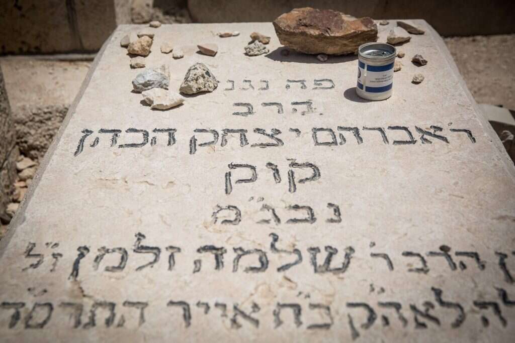 קברו של הרב אברהם יצחק הכהן קוק ז''ל. | הדס פרוש, פלאש90