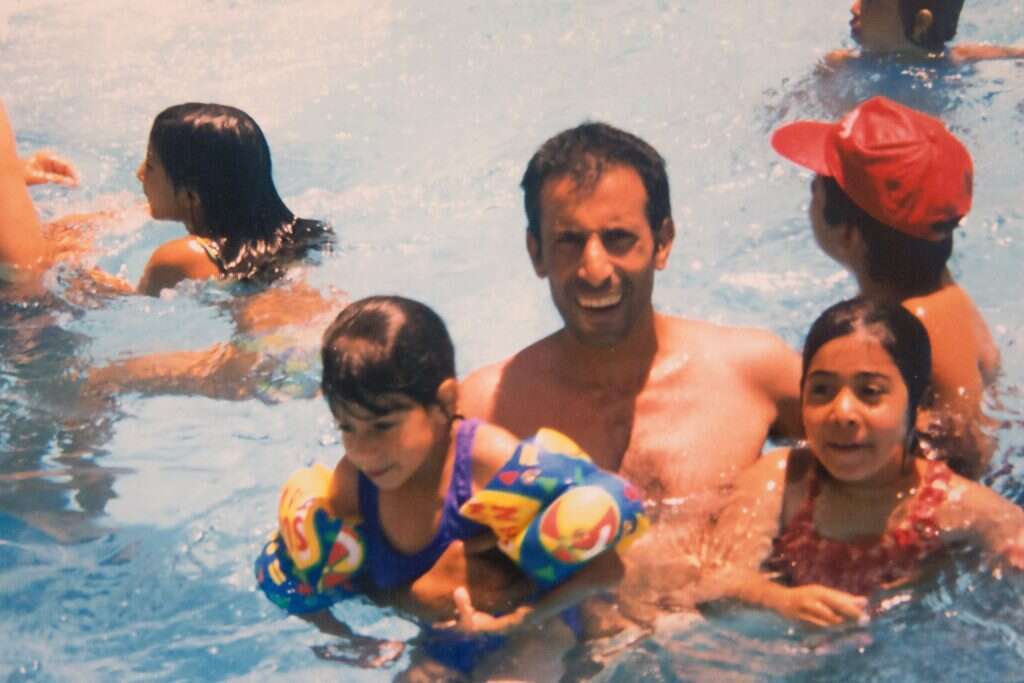 ירון גיספן עם עדי (מימין) ואחותה בבריכה באילת ב-1999. | מתוך האוסף הפרטי
