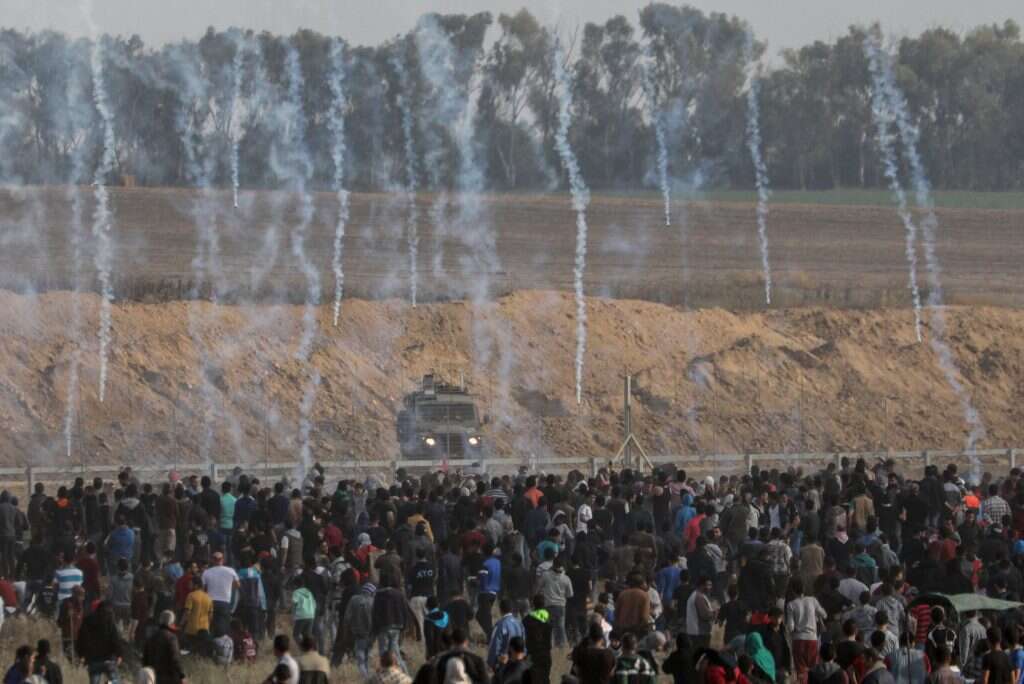 פלסטינים מול לוחמי צה''ל על גבול הרצועה. | EPA