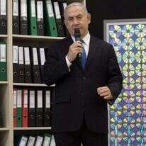 אחרי שממנפים סיפור למהלך מדיני, מעבירים לקולנוע. ראש הממשלה חושף את הארכיון האיראני. | EPA