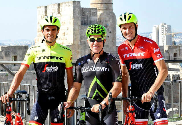 קונטדור ובסו מתכוננים לרכיבה על רקע מגדל דוד. | גלעד עדין קונטדור ובסו מתכוננים לרכיבה על רקע מגדל דוד. | גלעד עדין