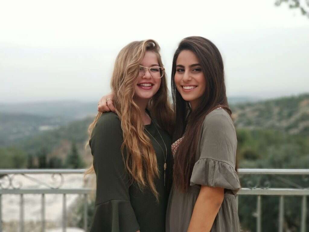 אלה אור ז"ל (מימין) והניצולה שרי קורץ. | באדיבות המשפחה