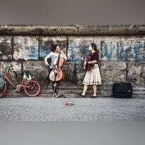 מוזיקאיות ברחובות נאפולי, איטליה. | שאטרסטוק